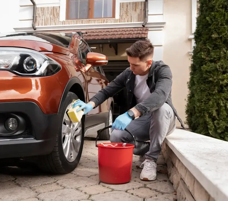 Lavage auto à domicile La Veuve : professionnel intervenant sur un véhicule